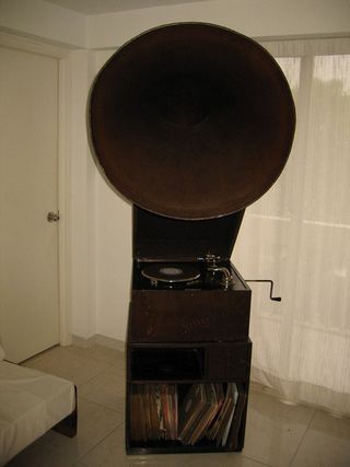 EXPERT Senior with record cabinet